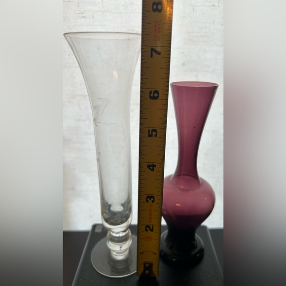 2 vintage bud vases. Amethyst 6” and 7.25” etched glass with grapes. - Picture 10 of 11